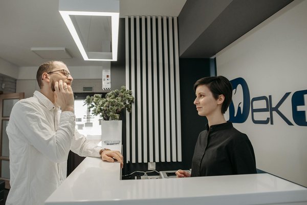 Quelles sont les étapes clés pour une PME afin d'assurer la conformité réglementaire d'une extension d'usine?