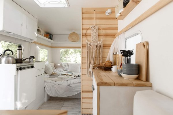 Optimiser l'espace avec un mur mobile suspendu : idées créatives pour les petits espaces