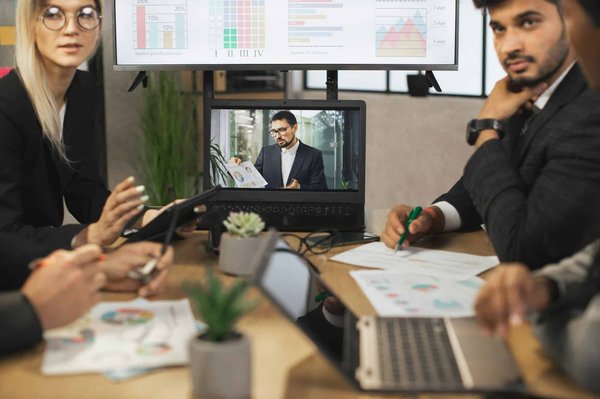 Les stratégies pour favoriser une communication claire et concise lors d'une visioconférence